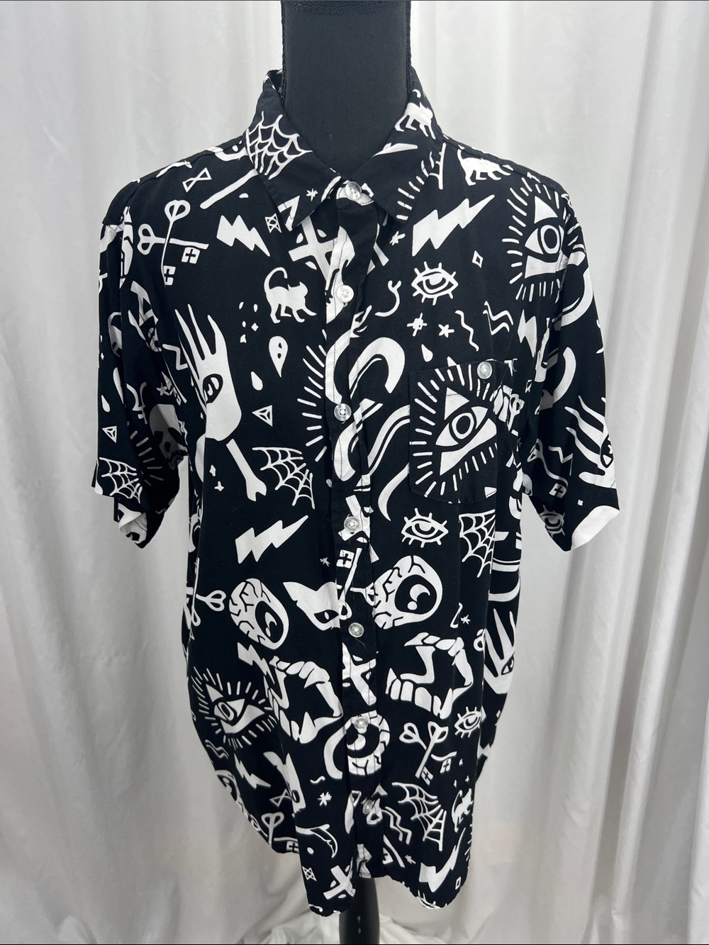 Spirit Black White Graphic Short-Sleeve Button-Down Shirt Men’s M Halloween